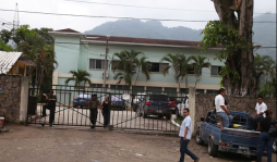 Asesinan a dos hermanos en el patio de su casa en Cofradía