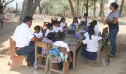 Niños reciben clases bajo un árbol en Langue, Valle