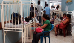 Sobrepoblada sala de emergencia pediátrica