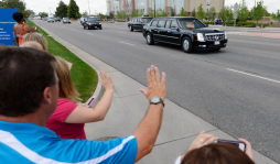 Obama llega a Colorado para reunirse con víctimas de tiroteo en cine