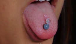 Joven es adicta a comer plástico