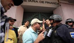 Siguen las protestas por falta de pagos