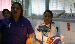 Con bombas de oxígeno manuales mantienen vivos a pacientes