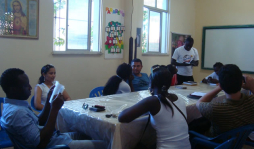 Analiza dar ayuda escolar a migrantes