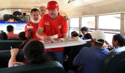 Contreras sigue en gira llevando alimentos