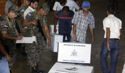 Políticos vigilan maletas electorales