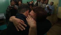 Después de 14 años abraza a su madre