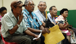 Sufren por falta de medicinas en Seguro Social