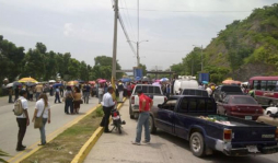 Maestros paralizan tráfico vehicular en San Pedro Sula