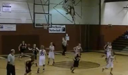 VIDEO: Una canasta que ni Jordan pudo haberla hecho y lo hizo una mujer