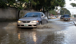 Colector pluvial no detiene inundaciones en la 27 calle de San Pedro Sula