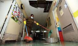 Sala de pediatría se inunda de aguas negras