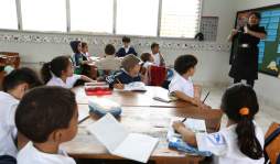 Escuelas públicas y privadas deben dar clases los sábados