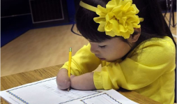Niña sin manos gana premio de caligrafía