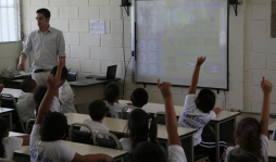 Exitoso primer centro básico bilingüe público