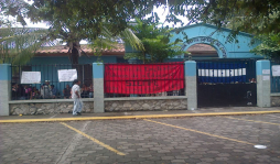 Se toman Departamental de Educación en reclamo de pagos atrasados