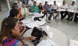 Gremios sostendrán a docentes despedidos