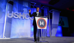 Mitt Romney promete la residencia a inmigrantes profesionales y militares