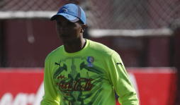 Donis Escober repetirá en el arco