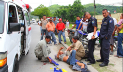 Motociclista arrolla a anciano de 72 años