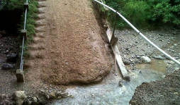 Lluvias destruyen puente en Yorito