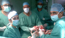 Le ponen hueso de un cadáver para que camine