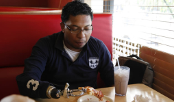 Hondureño perdió ambas manos, pero no el talento de pintor