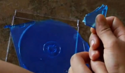 Joven es adicta a comer plástico