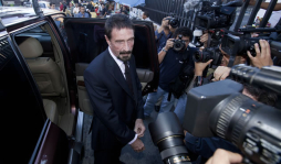 Guatemala expulsará a John McAfee a Belice