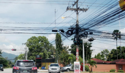 Marañas de cables, un peligro a la vista para los sampedranos
