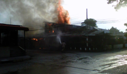 Incendio consume anexo del mercado Guamilito de San Pedro Sula