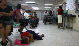 Con bombas de oxígeno manuales mantienen vivos a pacientes