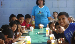 Brindan alimentos a menores necesitados