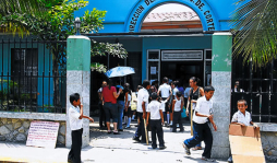 Maestros tienen cuatro años sin salario