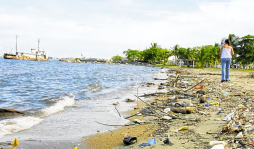 Plagadas de basura playas municipales de Puerto Cortés