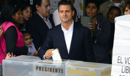Enrique Peña Nieto vota en México, favorito en encuestas