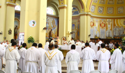 Faltan seis parroquias y doce sacerdotes más