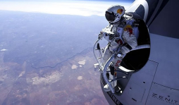 Baumgartner intentará romper la barrera del sonido con caída libre