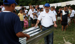 José Jaar entrega más techos dignos