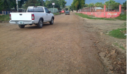 Reparan principales vías en la colonia 6 de Mayo