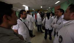Médicos suspenden cirugías en Hospital Escuela