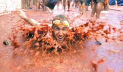 Enorme gazpacho humano de tomate