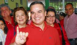 Precandidatos acuden a urnas y llaman a hondureños a votar