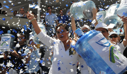 Hondureños apoyan maratón a beneficio de locatarios