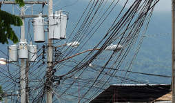 Marañas de cables, un peligro a la vista para los sampedranos