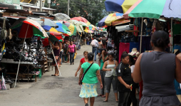 Vendedores esperan fallo sobre terreno