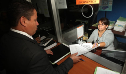 Policías impugnan ley de depuración