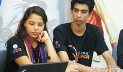Adolescentes exponen sobre violencia y VIH