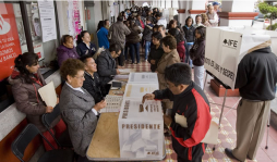 Enrique Peña Nieto vota en México, favorito en encuestas