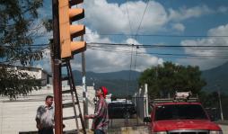 Al fin comienzan a reparar semáforos en San Pedro Sula